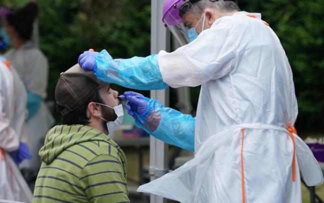 Un joven se somete a una PCR.