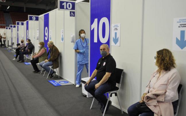 Varias personas esperan para ser vacunadas.