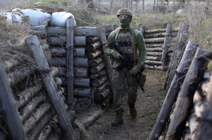 Un soldado ucraniano patrulla cerca de Lugansk, en el Donbás.