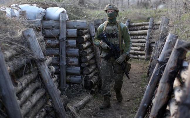 Un soldado ucraniano patrulla cerca de Lugansk, en el Donbás.