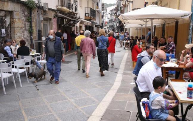 Varis personas en terrazas de Castro Urdiales. Varis personas en terrazas de Castro Urdiales.