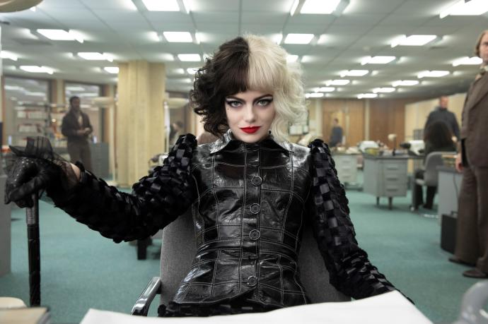 La actriz Emma Stone en su papel como Cruella de Vil.