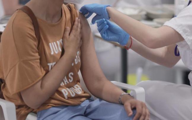 Un joven recibe una dosis de la vacuna contra la covid-19.