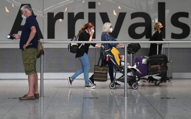 Pasajeros con mascarilla en el aeropuerto de Heathrow.