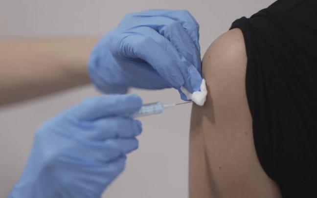 El hombre intentó que le pincharan en un brazo de silicona.