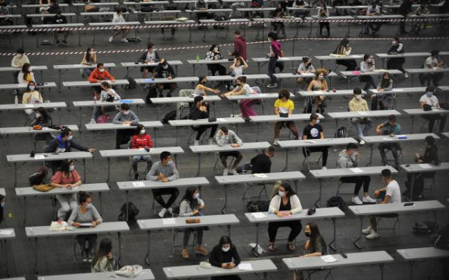 Estudiantes durante la Selectividad del año pasado.