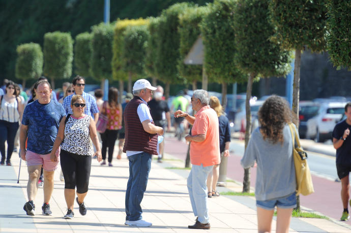 Foto de archivo de un grupo de personas paseando por la calle.