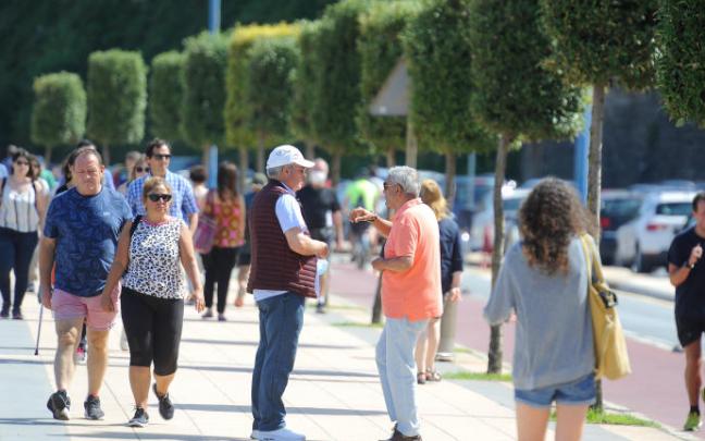 Foto de archivo de un grupo de personas paseando por la calle. Foto de archivo de un grupo de personas paseando por la calle.