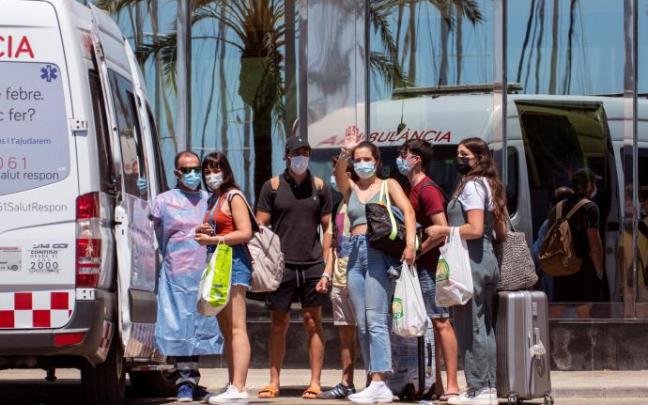 Trasladan a estudiantes al hotel covid donde se alojan algunos de los estudiantes que vinieron a Mallorca en viaje de estudios y que han tenido contacto con positivos. (Imagen de archivo)