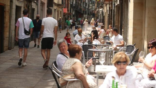 Imagen de archivo de personas en una terraza.