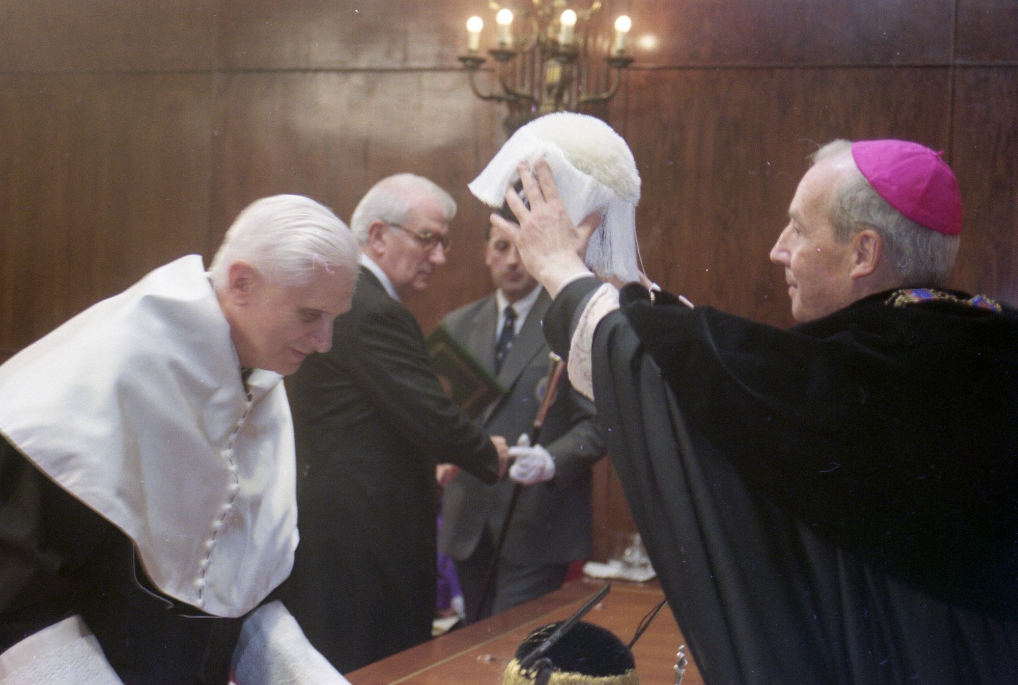 Ratzinger, en el momento de ser investido doctor Honoris Causa por Echevarría y ante la mirada de Faus, en la Universidad de Navarra (UN).