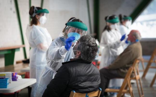 Un hombre se somete a una PCR.