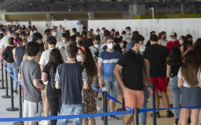 Un grupo de jóvenes acude a vacunarse.