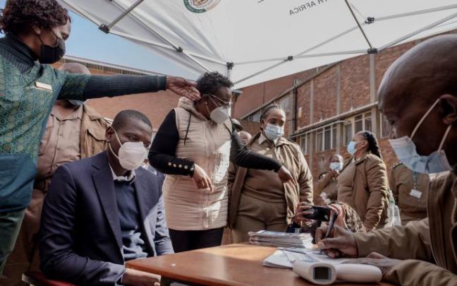 África supera los 8 millones de casos de covid-19 con solo el 3% de la población vacunada África supera los 8 millones de casos de covid-19 con solo el 3% de la población vacunada
