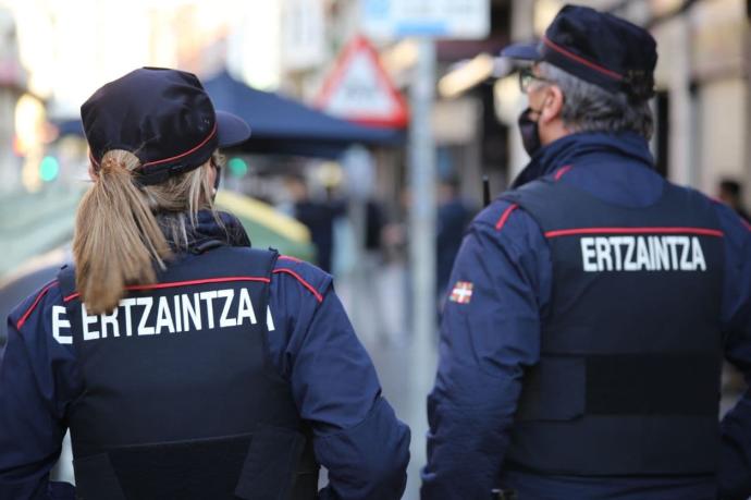 Dos agentes de la Ertzaintza.