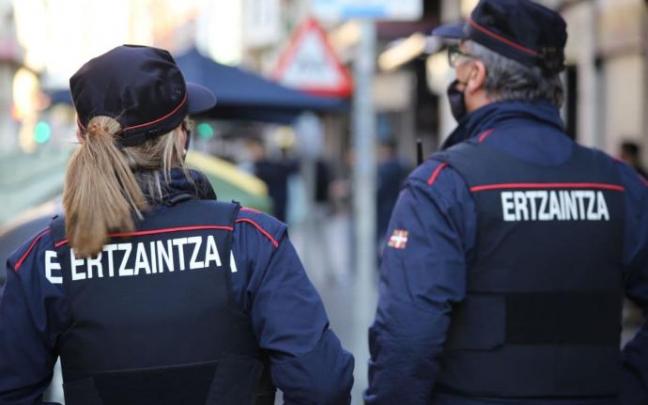 Dos agentes de la Ertzaintza.