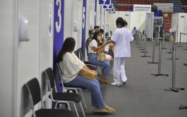 Un grupo de personas esperando para ser vacunadas. Un grupo de personas esperando para ser vacunadas.
