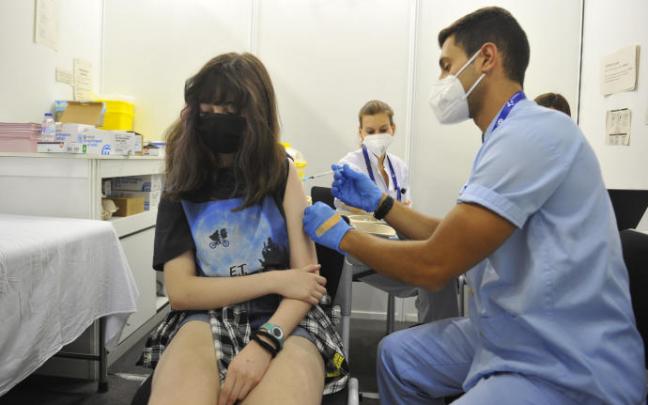 Una joven recibe una dosis de la vacuna.