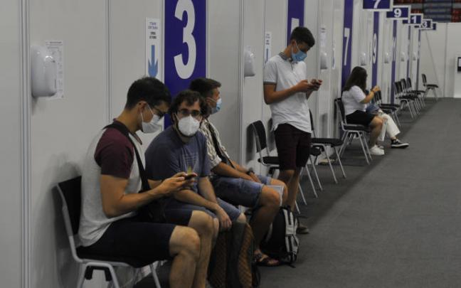 Varios jóvenes esperan para ser vacunados.