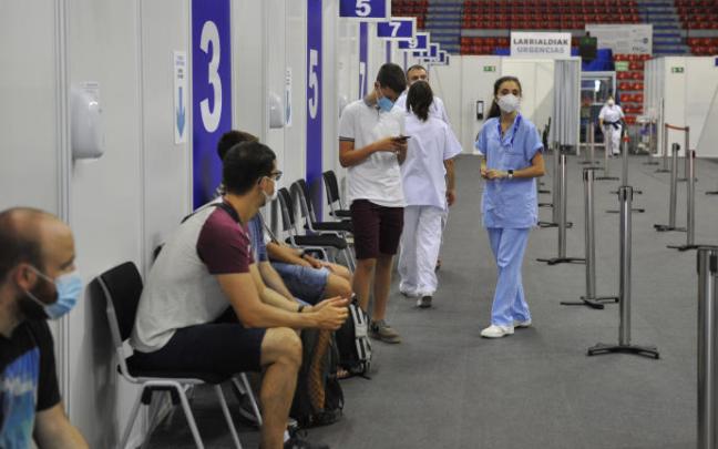 Varios jóvenes esperan para ser vacunados.