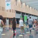 Un grupo de personas esperan para ser vacunadas.