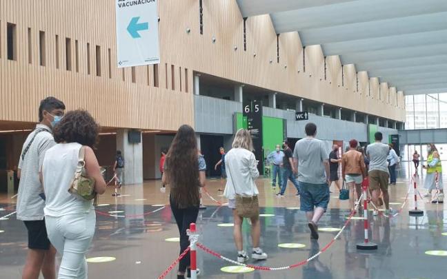 Un grupo de personas esperan para ser vacunadas.