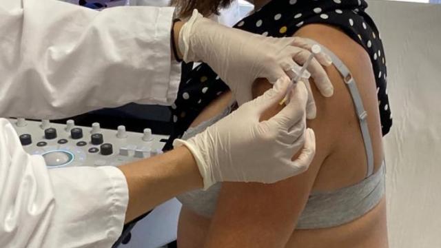 Una mujer recibe una dosis de la vacuna contra la covid.