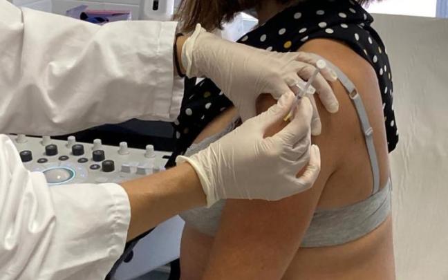 Una mujer recibe una dosis de la vacuna contra la covid.