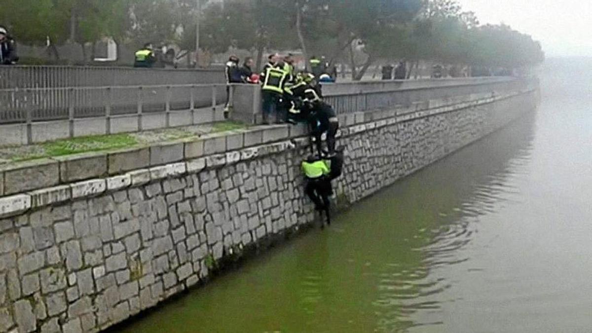 Rescate del cuerpo de Francisco Javier Romero, 'Jimmy', del río Manzanares por la Policía.