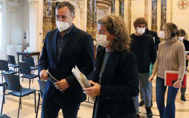 El concejal de Hacienda, Kerman Orbegozo, y la portavoz de EH Bildu, Reyes Carrere, salen conversando de un Pleno.