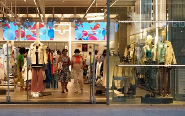 La mayoría de vascos prefiere mantener las mascarillas en interiores durante unos meses más.