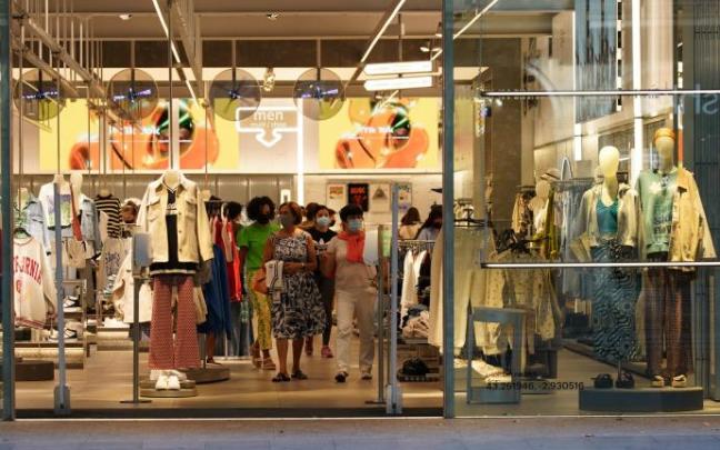 Las ventas del comercio minorista cayeron un 5,5% en agosto en Euskadi.