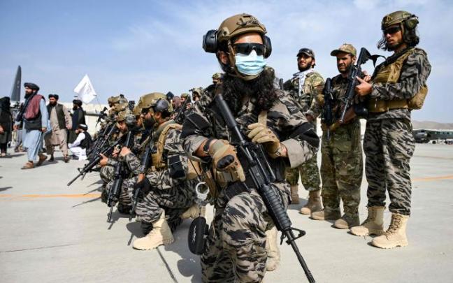 Combatientes talibanes en Kabul. Combatientes talibanes en Kabul.