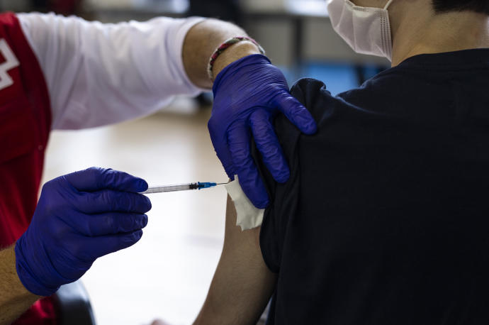 Un joven recibe una dosis de la vacuna anticovid.