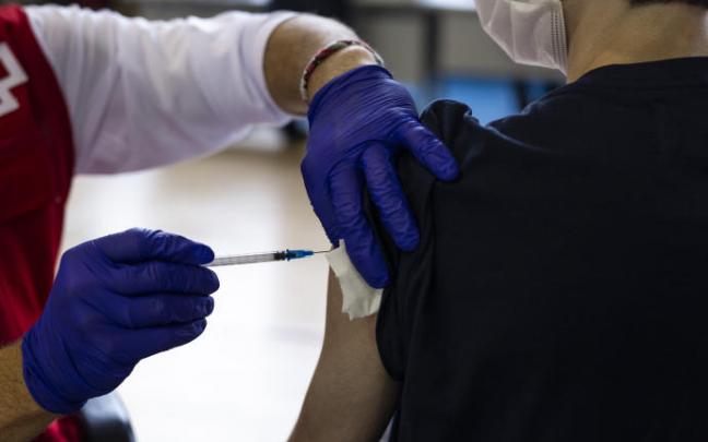 Un joven recibe una dosis de la vacuna anticovid.