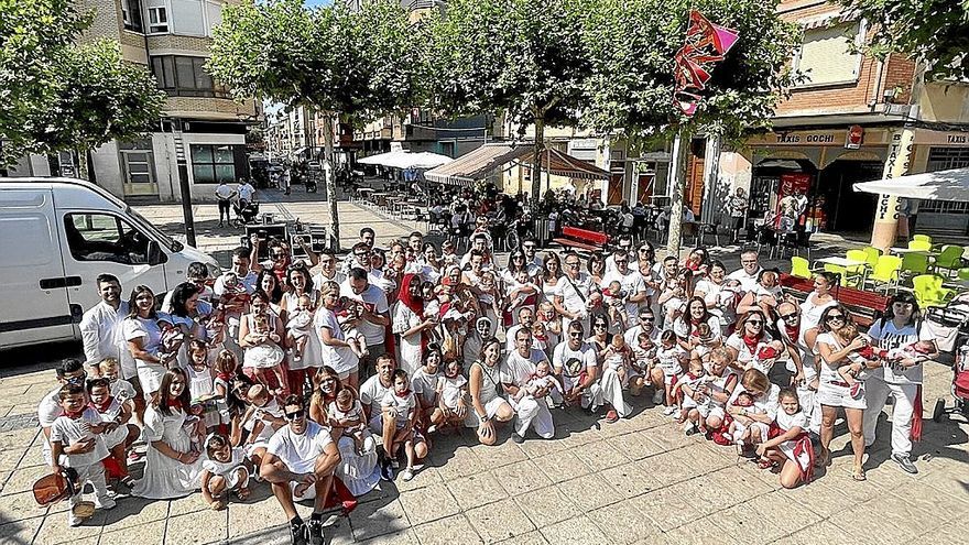 Imagen grupal de los y las txikis a las que les impusieron el pañuelo y sus familiares.