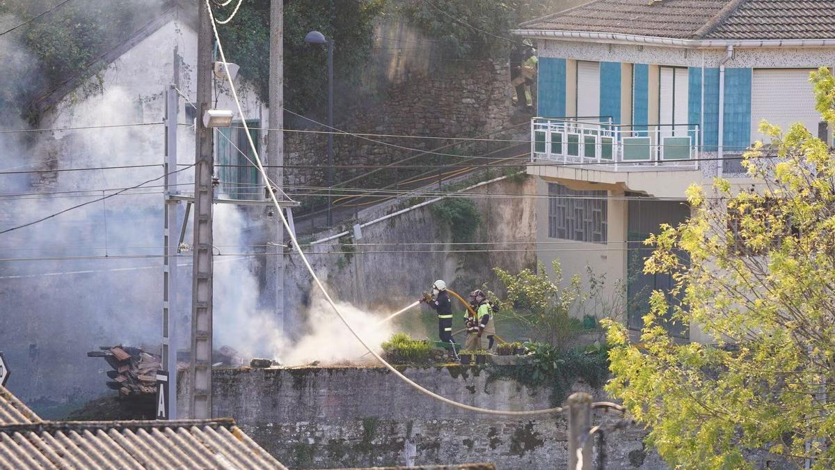 Varios bomberos sofocan el incendio de Balmaseda en octubre