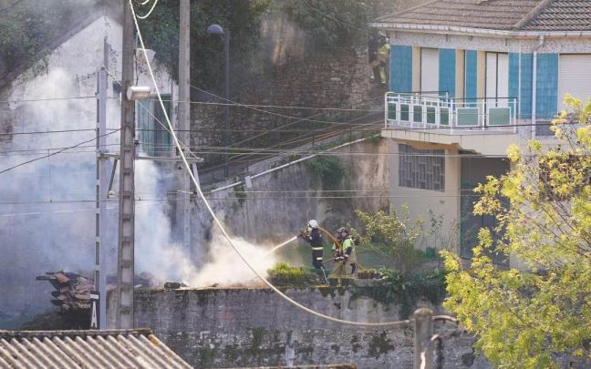 Varios bomberos sofocan el incendio de Balmaseda en octubre Varios bomberos sofocan el incendio de Balmaseda en octubre