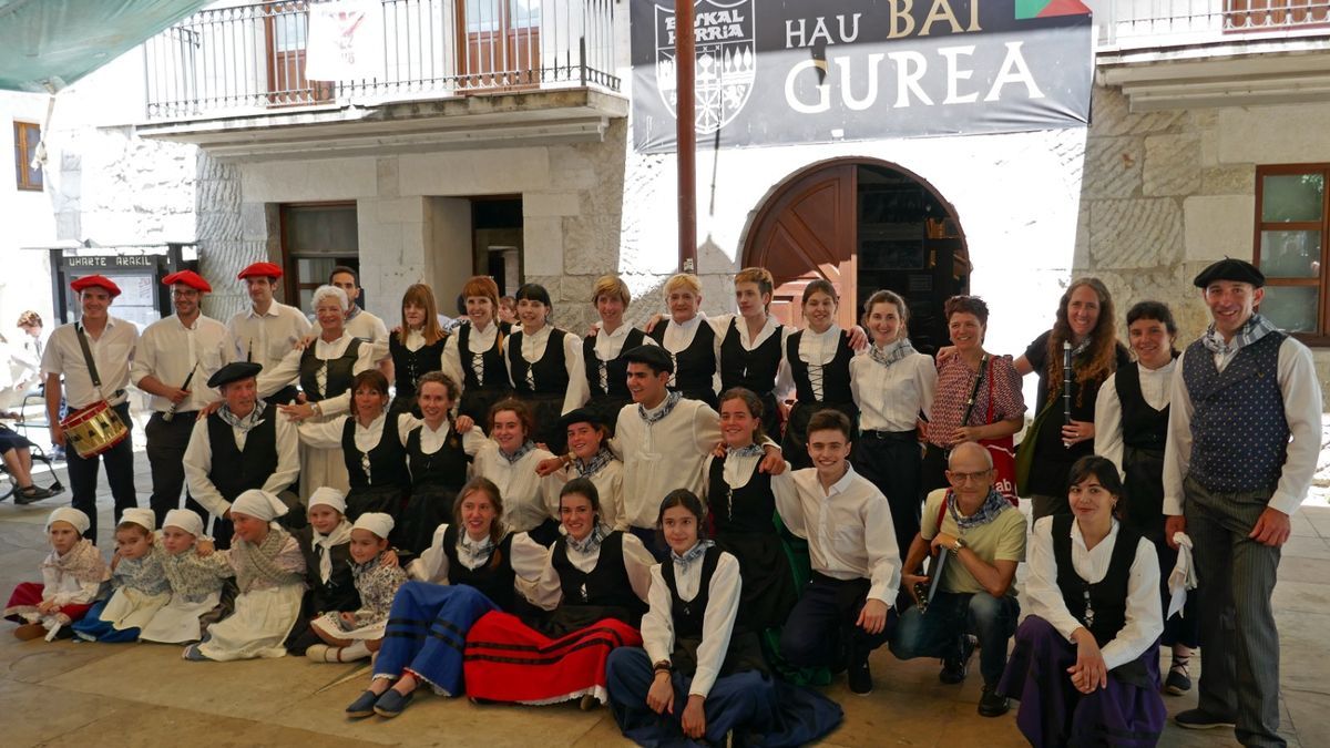 Una treintena de dantzaris bailaron en el d&iacute;a grande de las fiestas de Uharte Arakil.