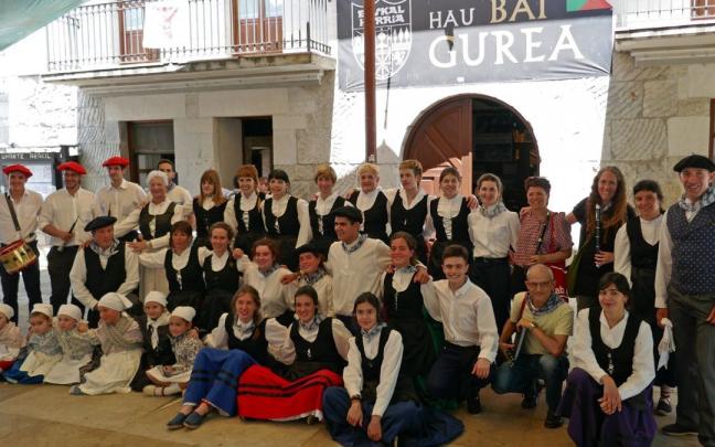 Una treintena de dantzaris bailaron en el d&iacute;a grande de las fiestas de Uharte Arakil.