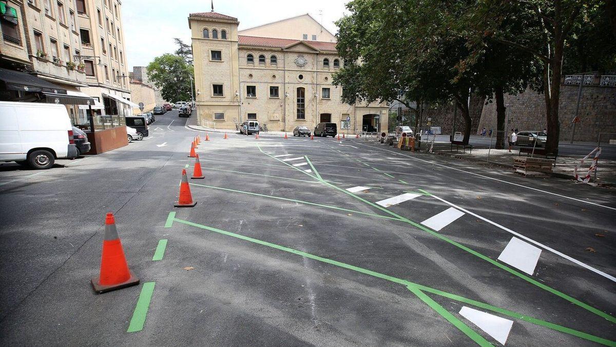 Los operarios municipales ya han empezado a repintar la bolsa de aparcamiento del frontón Labrit, que perderá 11 plazas para estacionar.