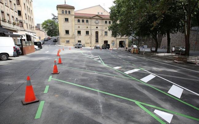 Los operarios municipales ya han empezado a repintar la bolsa de aparcamiento del frontón Labrit, que perderá 11 plazas para estacionar.