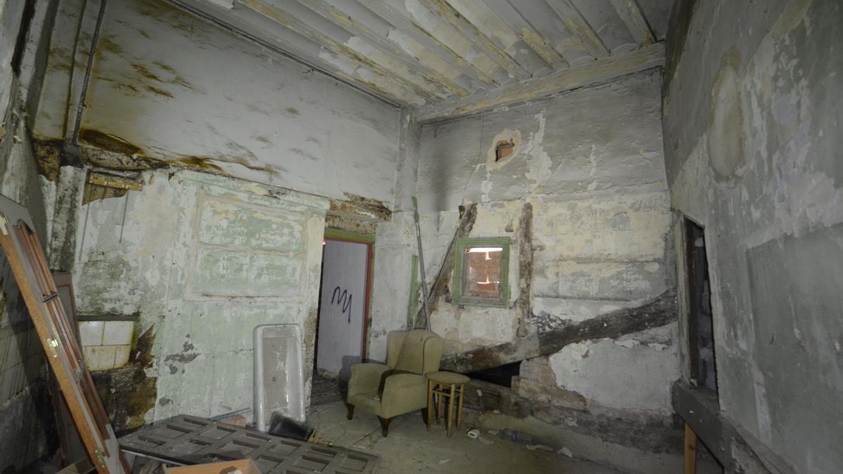 Una de las habitaciones de las plantas superiores, en estado de abandono.