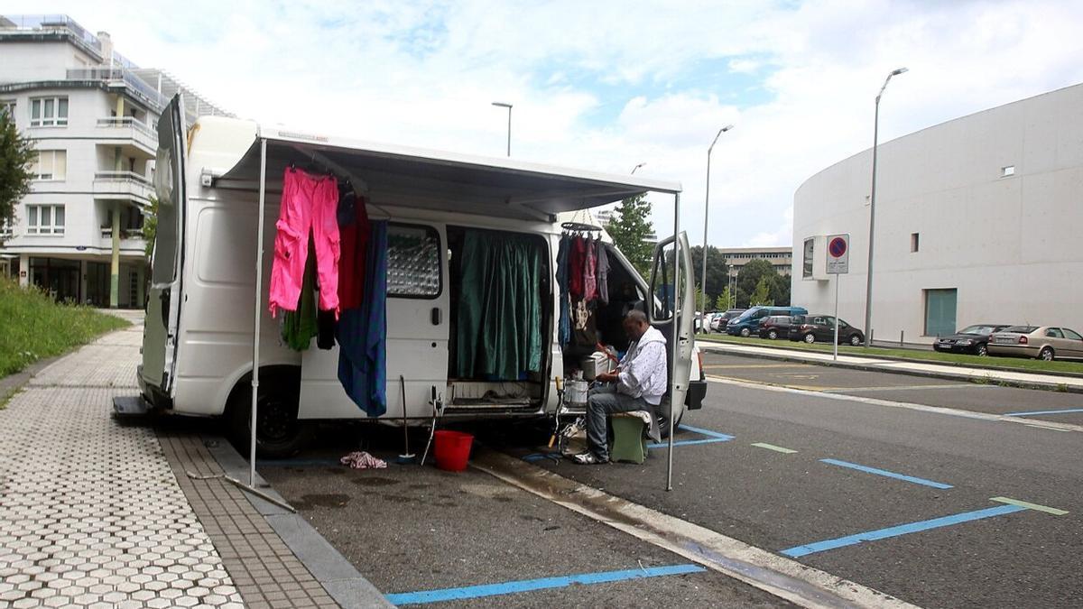 Una furgoneta con enseres y ropa tendida fuera, lo que está prohibido.