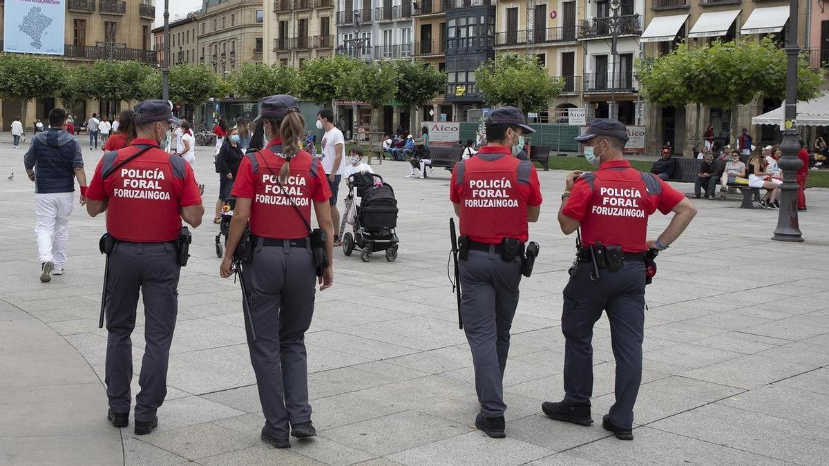 Foto de archivo de agentes de la Policía Foral (de espaldas) controlando las calles.