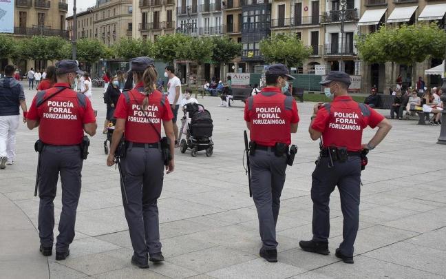 Foto de archivo de agentes de la Polic&iacute;a Foral (de espaldas) controlando las calles.