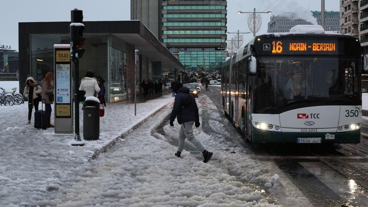 Una villavesa en la nueva estación de autobuses de Pamplona.