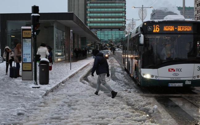 Una villavesa en la nueva estación de autobuses de Pamplona. Una villavesa en la nueva estación de autobuses de Pamplona.