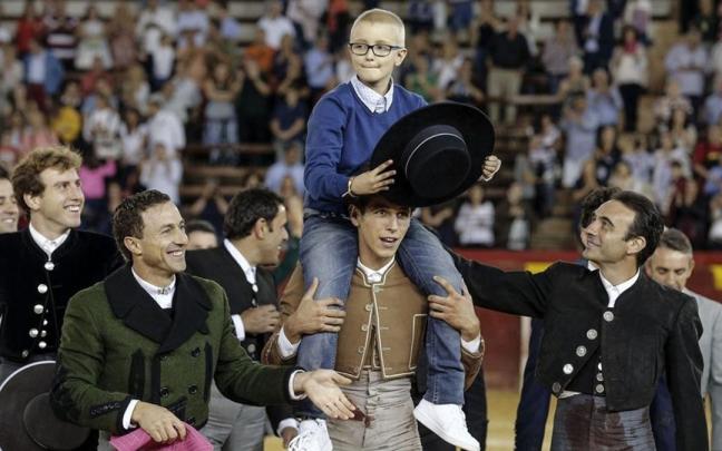 Adrián, a hombros de los toreros participaron en el festival celebrado en la Plaza de toros de Valencia para recaudar fondos destinados a menores con cáncer