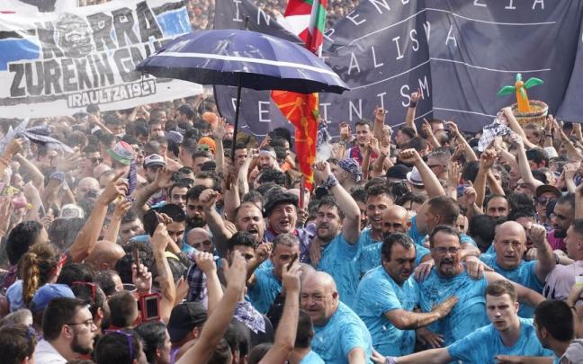 Gorka Ortiz de Urbina cruza la Plaza de la Virgen Blanca